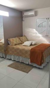 1 dormitorio con 1 cama en una habitación en CASA PARA TEMPORADA CAMPINA GRANDE! en Campina Grande