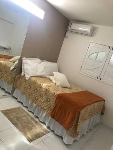 een kleine slaapkamer met een bed en een raam bij CASA PARA TEMPORADA CAMPINA GRANDE! in Campina Grande