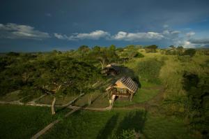 eine Luftansicht eines Hauses auf einem Feld in der Unterkunft Bwana Tembo Safari Camp in Paraa