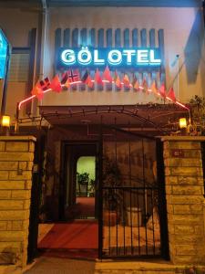 une entrée d'hôtel avec un panneau indiquant : dans l'établissement Göl Otel, à Avcılar