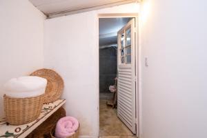 a hallway with a door to a room with a basket at Rancho -RGB in Hidrolândia