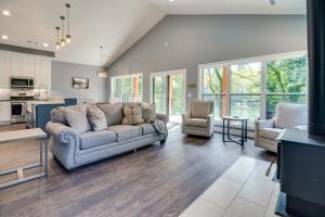 Η κουζίνα ή μικρή κουζίνα στο Riverfront Salesville Cabin Rental with Shared Dock!