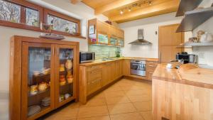 A kitchen or kitchenette at Vila Studienka