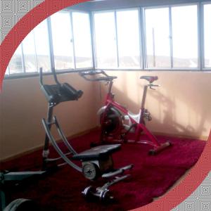 a room with a gym with a bike and a mirror at RESIDENCIAL RESTORANT BACIAN in Pozo Almonte