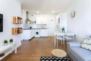 Il comprend un salon et une cuisine avec un canapé et une table. dans l'établissement Apartamento en Candelaria, à Candelaria
