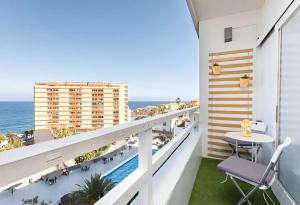 d'un balcon avec une table et une vue sur l'océan. dans l'établissement Apartamento en Candelaria, à Candelaria