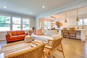 sala de estar con sofá y sillas y cocina en Sleek Long Branch Vacation Rental with Yard and Patio!, en Long Branch
