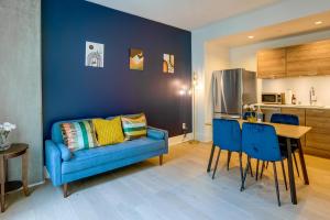 旧金山San Francisco Condo Less Than 1 Mi to Union Square!的客厅里有一张蓝色的沙发和一张桌子