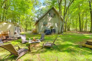 Taman di luar Deck, Fire Pit and Pool Access Pennsylvania Home!