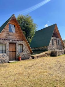 墨西哥城的住宿－Bosque de Perlillas，黑色屋顶的古老石头谷仓