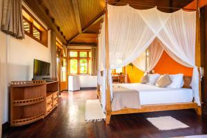 A bed or beds in a room at Sagui Boutique Hotel