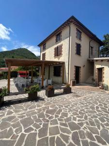 a stone patio in front of a building at Casa Vacanze Vecchio Frantoio Residenza Moraiolo in Spoleto +10 photos