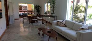 Posezení v ubytování Suite, pool and beach