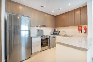 Una cocina o kitchenette en Sunset spot with breathtaking view by Suiteable