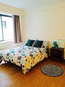 Postel nebo postele na pokoji v ubytování Stylish Montreal Apartment: Comfortable Stay in the Golden Square Mile