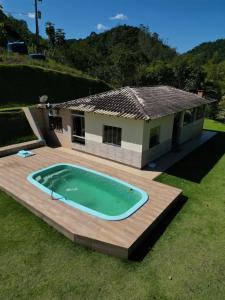 una casa con piscina nel cortile di Sítio em Biriricas - Domingos Martins a Domingos Martins
