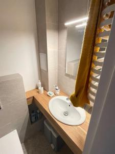 W łazience znajduje się umywalka i lustro. w obiekcie Pajczur home - 40m2 w Warszawie