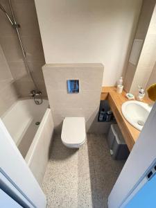 małą łazienkę z toaletą i umywalką w obiekcie Pajczur home - 40m2 w Warszawie