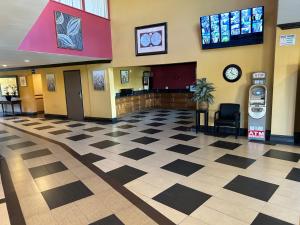 a lobby with a checkered floor in a hospital at Valley Inn in Mission Hills +37 photos