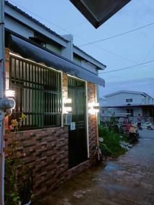 ein Backsteinhaus mit einem Tor mit Lichtern in der Unterkunft Mini Home Traveller’s Inn 