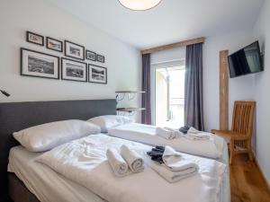 een hotelkamer met 2 bedden en handdoeken erop bij Ski Nature Apartment Lungau Top 15 in Mauterndorf