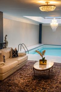 sala de estar con sofá y piscina en Mansión Papilio en Ciudad de México