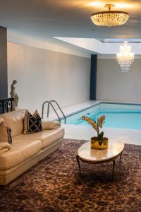 a living room with a couch and a swimming pool at Mansión Papilio in Mexico City