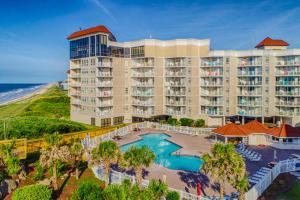 einen Luftblick auf ein Resort mit einem Pool in der Unterkunft St Regis 2107 in North Topsail Beach