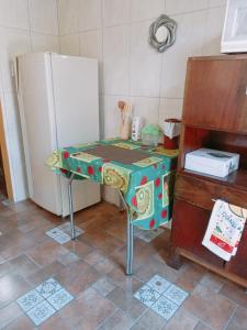 - une table dans une cuisine à côté d'un réfrigérateur dans l'établissement MI RANCHITO, à Sogamoso