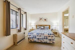 Ένα ή περισσότερα κρεβάτια σε δωμάτιο στο Cedarbrook Deluxe Two Bedroom Suite, With heated pool 10102 +33 φωτογραφίες