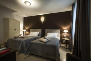 1 dormitorio con 2 camas y pared negra en BB 22 Palace, en Palermo