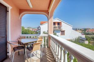 een balkon met een tafel en stoelen en uitzicht bij Apartments with parking space Jezera, Murter - 5133 in Jezera