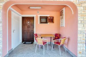 een tafel en stoelen in een kamer met een deur bij Apartments with parking space Jezera, Murter - 5133 in Jezera +26 foto's