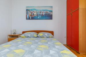 - une chambre avec un lit et une peinture murale dans l'établissement Apartment Mimice 11045b, à Mimice