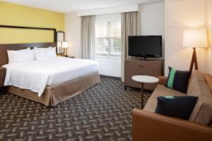 ein Hotelzimmer mit einem Bett und einem TV in der Unterkunft Residence Inn by Marriott Tysons in Tysons Corner