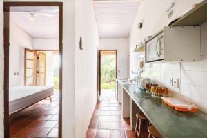 una cocina con encimera larga en una habitación en Ilhabela Chalés, en Ilhabela
