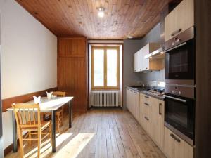 Kuchyň nebo kuchyňský kout v ubytování Gîte Le Chambon-sur-Lignon, 9 pièces, 15 personnes - FR-1-582-21