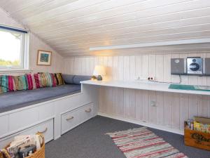 um quarto com um banco num pequeno quarto em Two-Bedroom Holiday home in Lemvig 1 em Lemvig