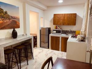 Kuchyň nebo kuchyňský kout v ubytování 3 Departamentos con 5 Habitaciones en Zona Romántica