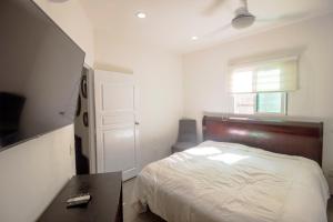 - une chambre avec un lit, un bureau et une fenêtre dans l'établissement 3 Departamentos con 5 Habitaciones en Zona Romántica, à Puerto Vallarta
