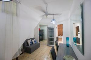 - un salon avec une table et un canapé dans l'établissement 3 Departamentos con 5 Habitaciones en Zona Romántica, à Puerto Vallarta
