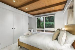 A bed or beds in a room at Escape to Tranquil Bliss In Fernview on Falls