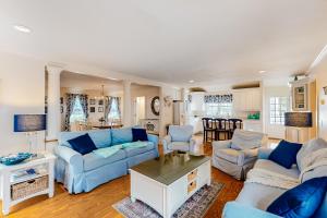 sala de estar con sofá azul y sillas en About Time en Nantucket