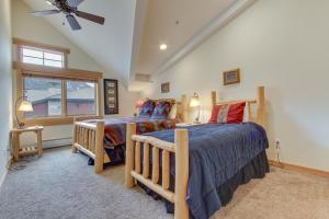 1 dormitorio con 2 camas y ventana en Lovely Big Sky Getaway Near Skiing and Golf!, en Big Sky