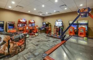 een kamer met veel videospelletjes en een bowlingbaan bij TVPM-8916AL WWS townhouse in Kissimmee