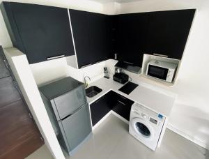 Kuchyň nebo kuchyňský kout v ubytování Studio near Karon Beach by Clavis