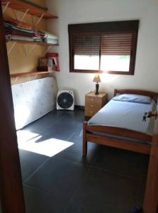 a bedroom with a bed and a window at Casa 3 dormitorios en Colonia Valdense in Colonia Valdense