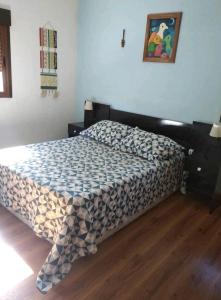 a bedroom with a bed in a room at Casa 3 dormitorios en Colonia Valdense in Colonia Valdense
