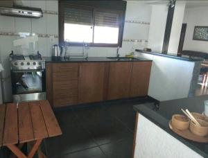 A kitchen or kitchenette at Casa 3 dormitorios en Colonia Valdense