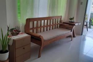 eine Holzbank in einem Zimmer mit einer Kommode in der Unterkunft Bayay ni Mayang (Fully furnished apartment) in Surigao